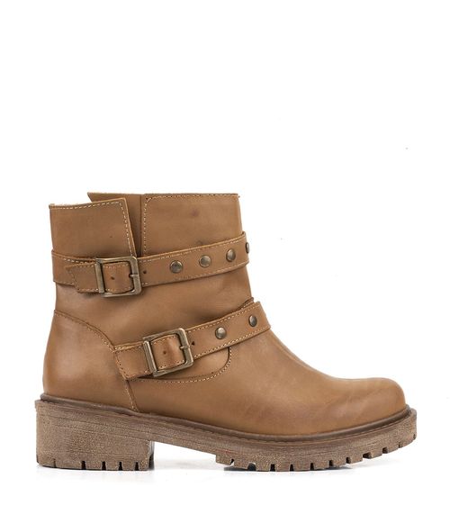 Botas cortas con herrajes de cuero en suela