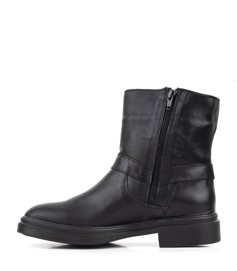 Botas-cortas-estilo-biker-de-cuero-negro.jpg