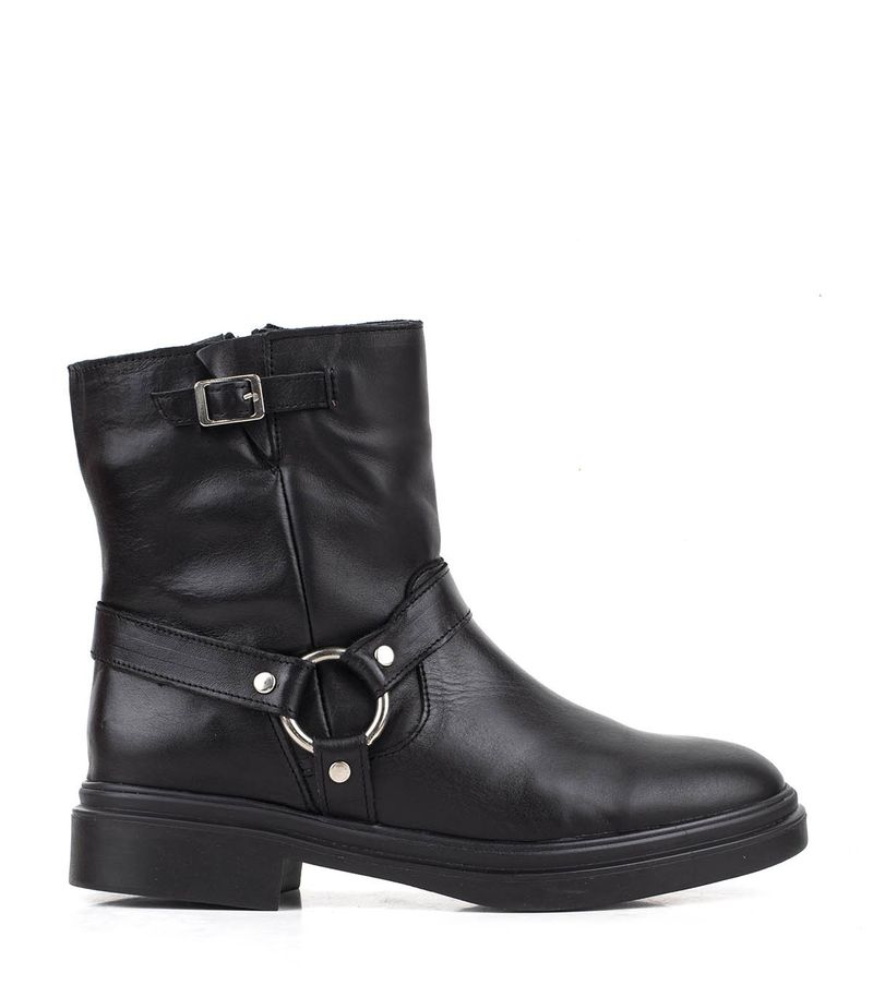 Botas-cortas-estilo-biker-de-cuero-negro.jpg