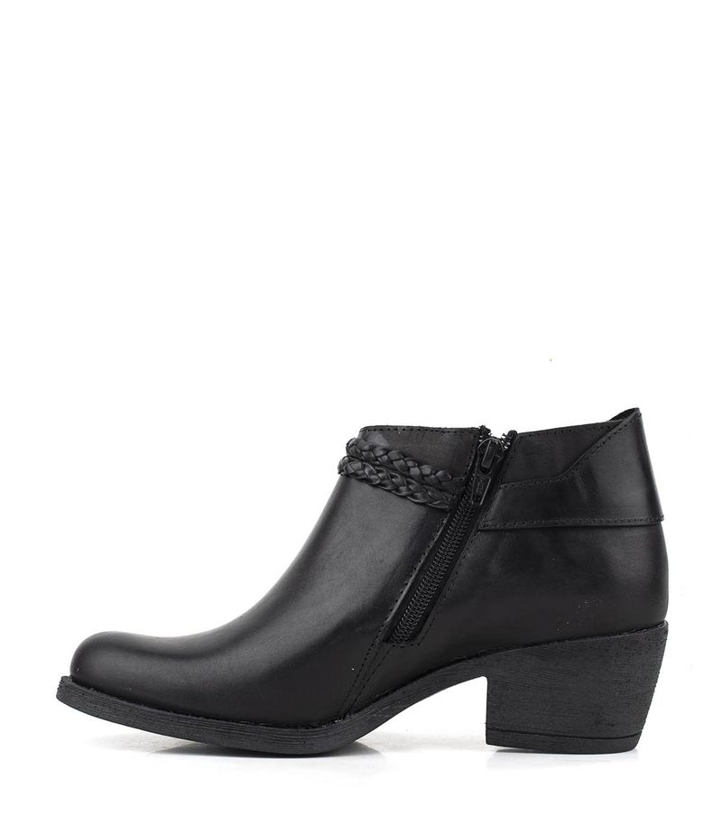 Botas-cortas-con-cinta-trenzada-de-cuero-en-negro.jpg