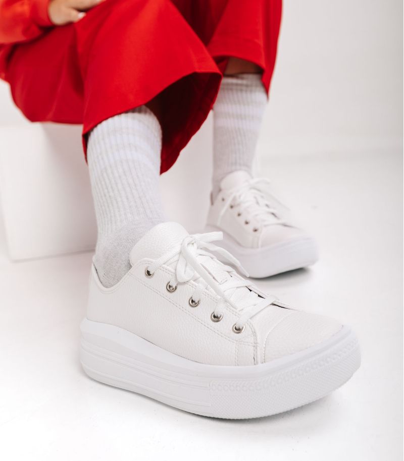 Zapatillas-clasicas-de-simil-en-blanco.jpg