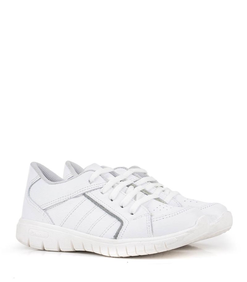 Zapatillas-colegiales-de-cuero-en-blanco.jpg
