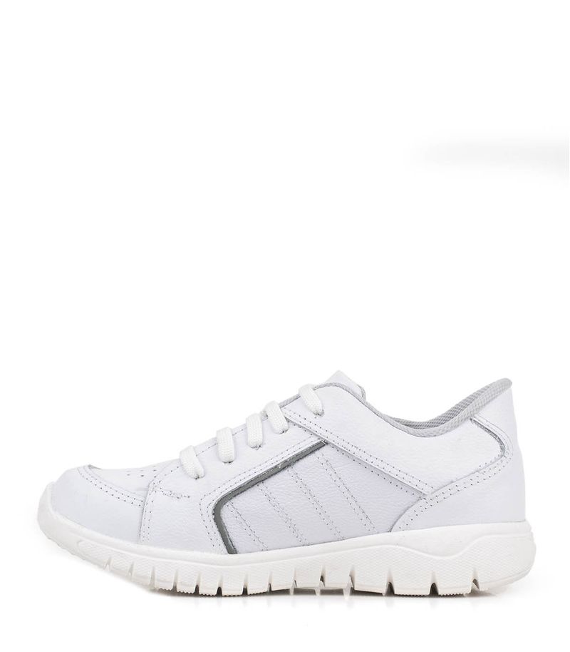 Zapatillas-colegiales-de-cuero-en-blanco.jpg