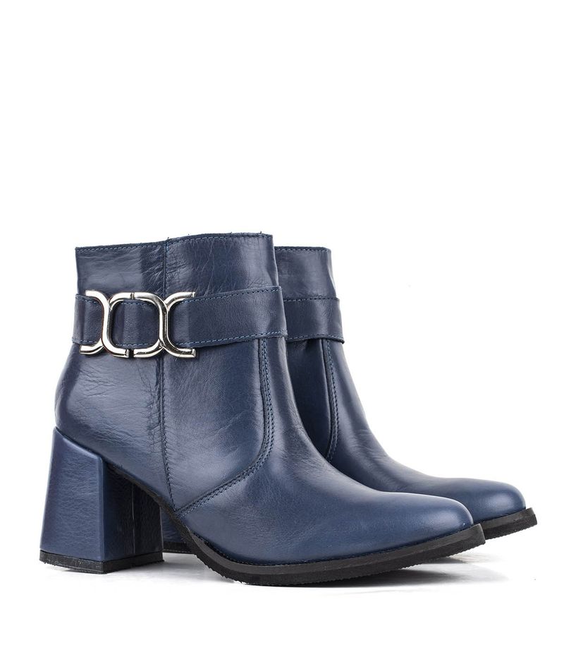 Botas-cortas-con-herrajes-de-cuero-en-azul.jpg