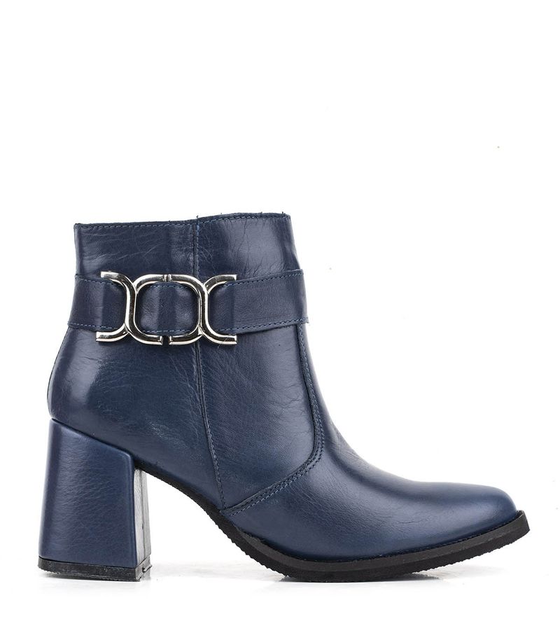 Botas-cortas-con-herrajes-de-cuero-en-azul.jpg