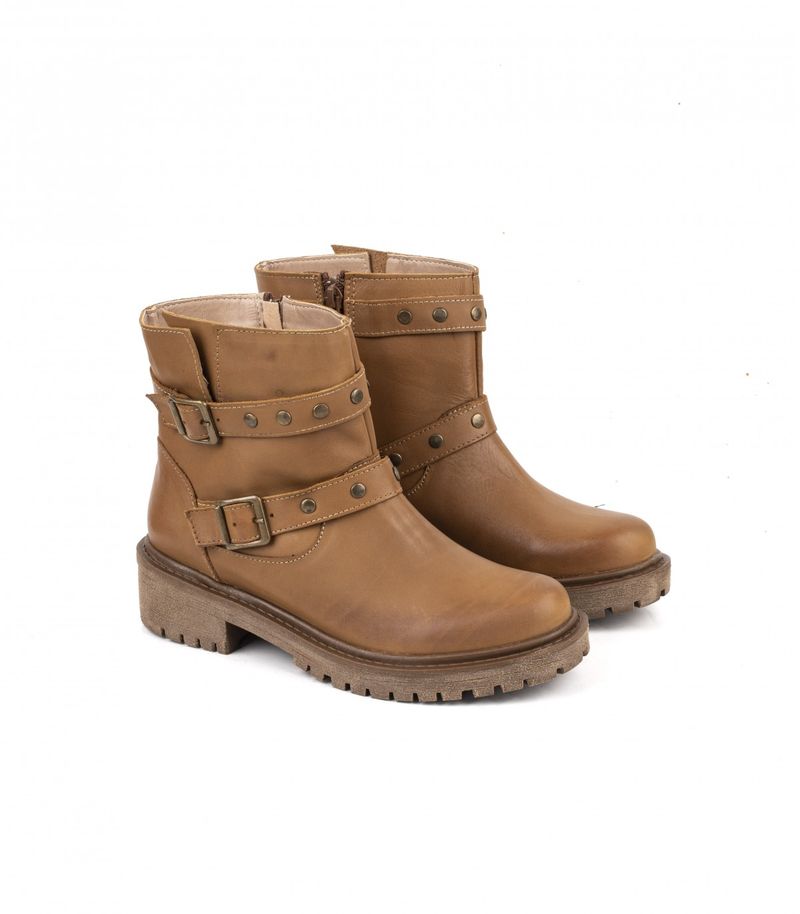 Botas-cortas-con-herrajes-de-cuero-en-suela.jpg