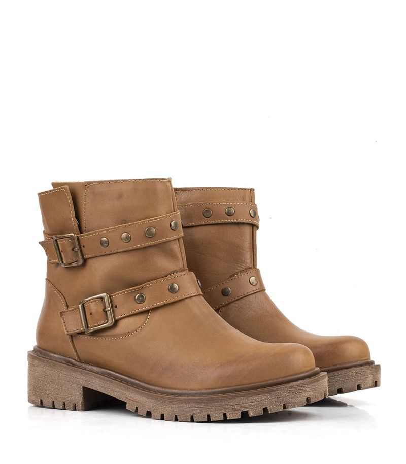 Botas-cortas-con-herrajes-de-cuero-en-suela.jpg