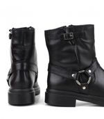 Botas-cortas-estilo-biker-de-cuero-negro.jpg