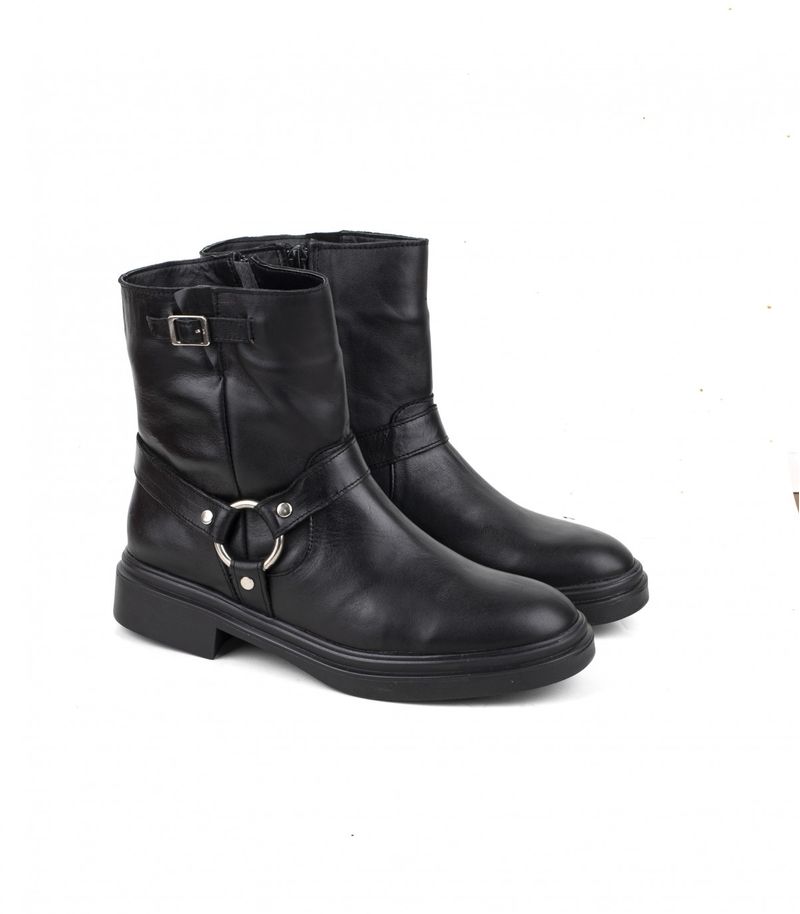 Botas-cortas-estilo-biker-de-cuero-negro.jpg