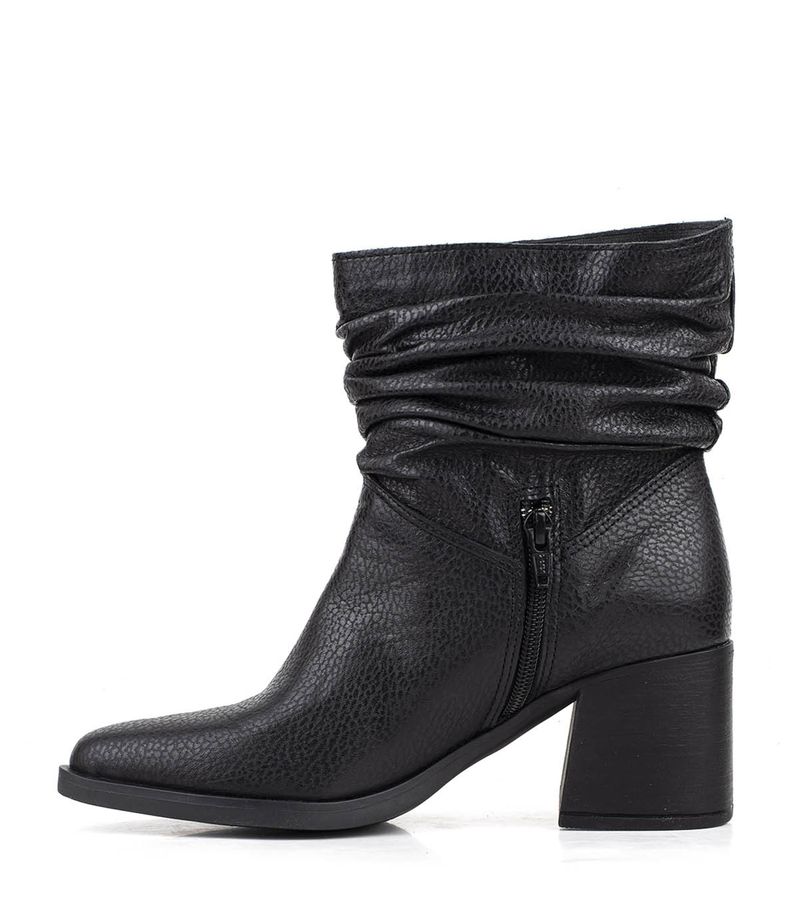 Botas-cortas-abuchonadas-de-cuero-negro.jpg