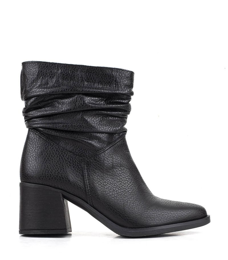 Botas-cortas-abuchonadas-de-cuero-negro.jpg