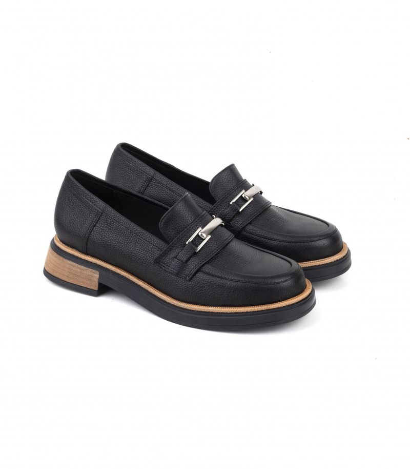 Mocasines-con-herrajes-de-cuero-negro.jpg