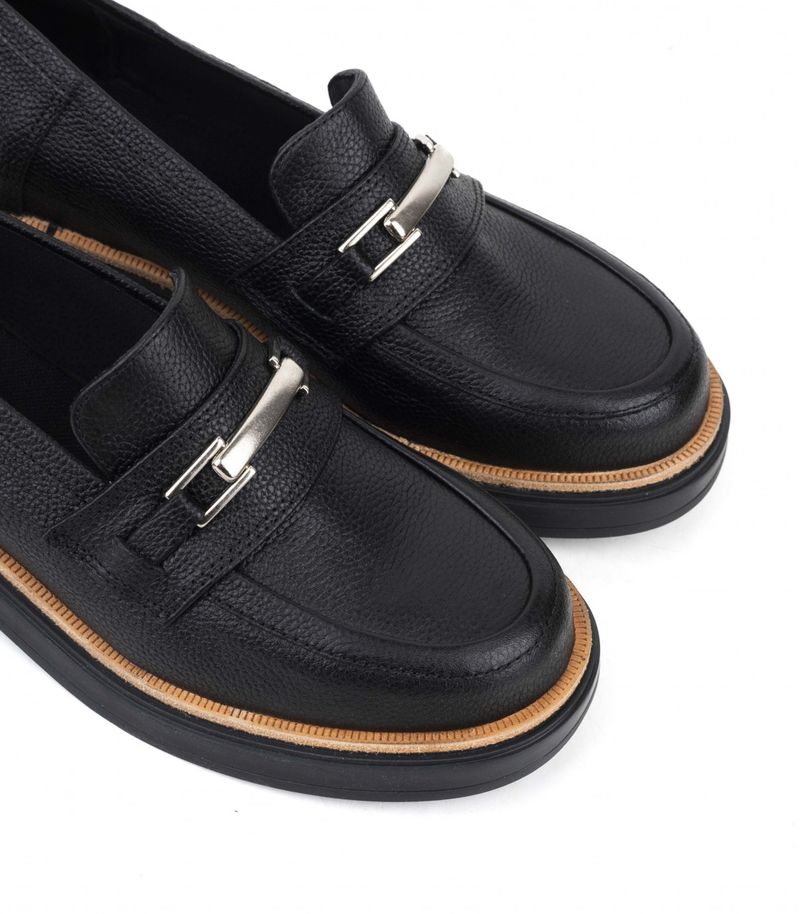 Mocasines-con-herrajes-de-cuero-negro.jpg