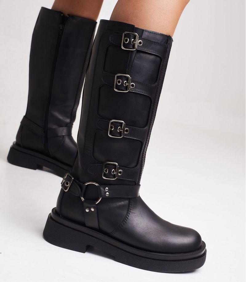 Botas-altas-moteras-de-cuero-negro.jpg