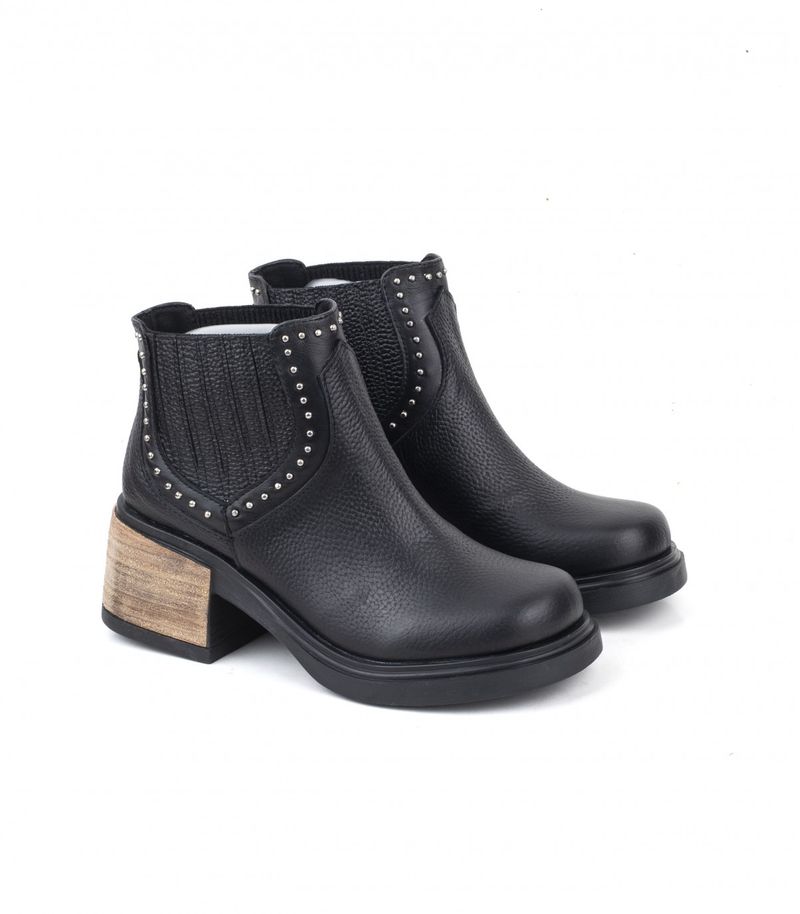 Botas-cortas-con-elastico-y-tachas-de-cuero-negro.jpg