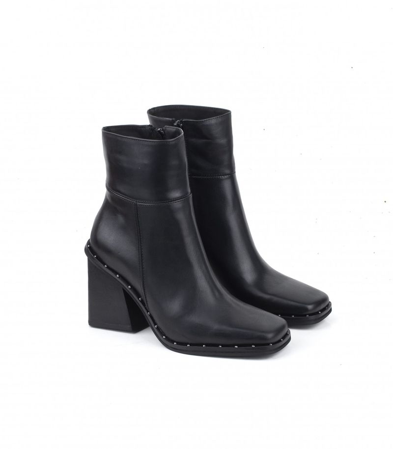 Botas-cortas-clasicas-con-tachas-de-cuero-negro.jpg