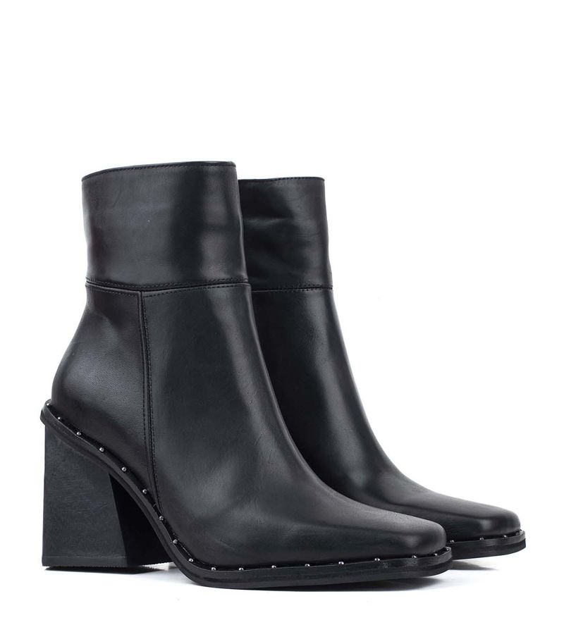 Botas-cortas-clasicas-con-tachas-de-cuero-negro.jpg