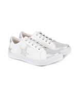 Zapatillas-de-simil-con-apliques-en-blanco.jpg