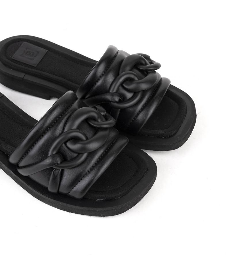 Sandalias-bajas-con-herraje-en-cuero-negro.jpg