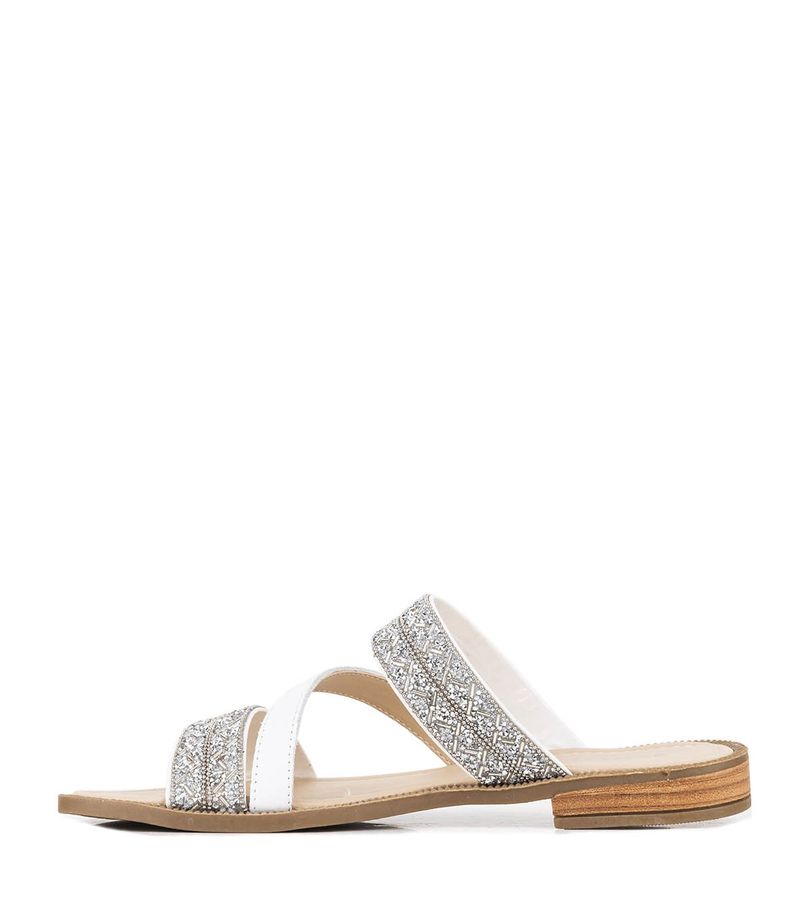 Sandalias-bajas-con-brillo-de-cuero-en-blanco.jpg