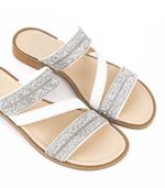 Sandalias-bajas-con-brillo-de-cuero-en-blanco.jpg