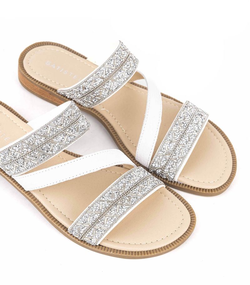 Sandalias-bajas-con-brillo-de-cuero-en-blanco.jpg