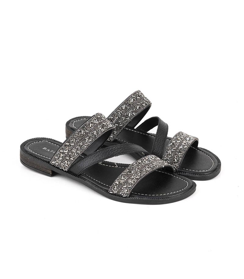 Sandalias-bajas-con-brillo-de-cuero-negro.jpg