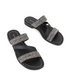 Sandalias-bajas-con-brillo-de-cuero-negro.jpg