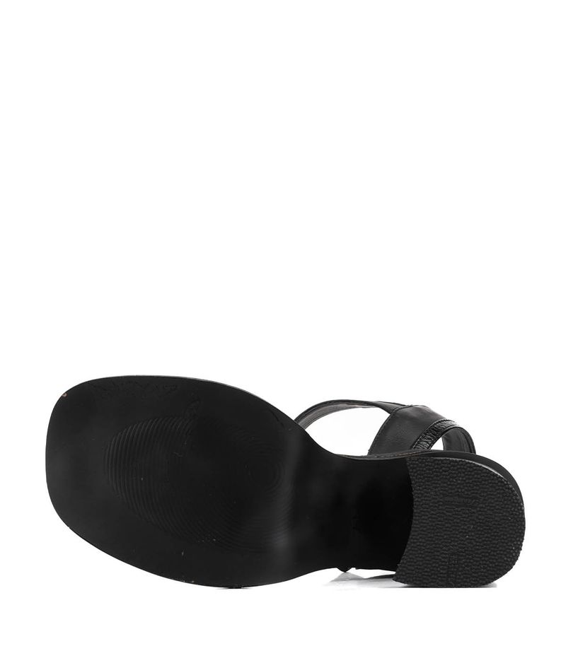 Sandalias-combinadas-de-cuero-en-negro.jpg