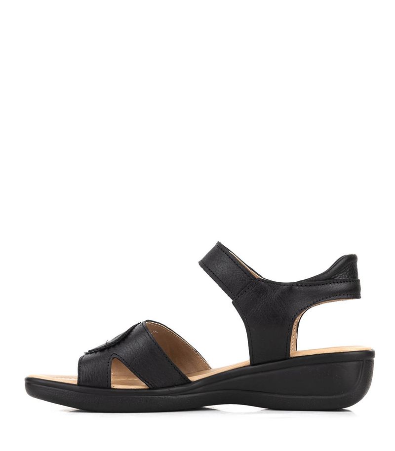 Sandalias-con-apliques-en-cuero-negro.jpg