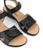 Sandalias-con-apliques-en-cuero-negro.jpg