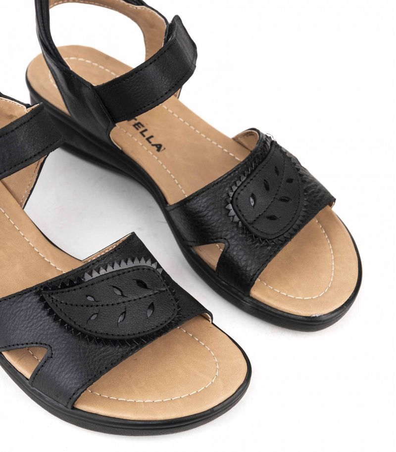 Sandalias-con-apliques-en-cuero-negro.jpg