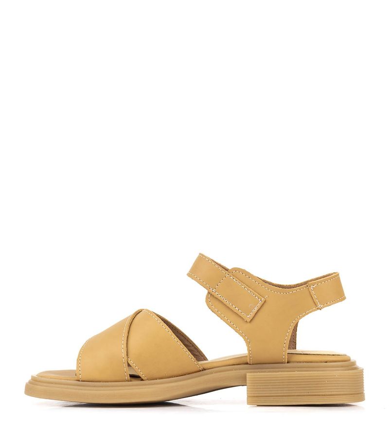 Sandalias-bajas-de-cuero-en-beige.jpg