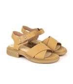 Sandalias-bajas-de-cuero-en-beige.jpg