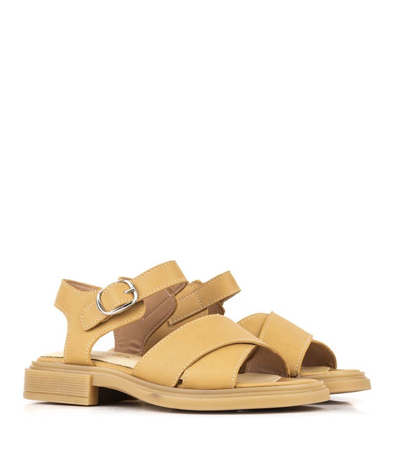 Sandalias-bajas-de-cuero-en-beige.jpg