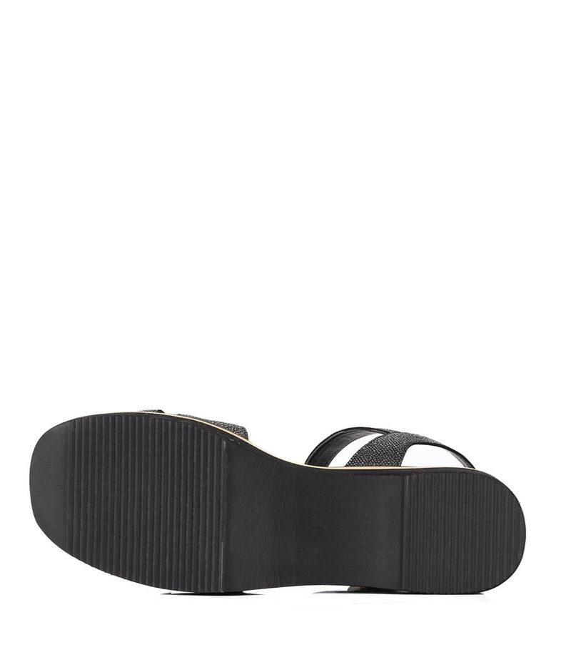 Sandalias-de-cintas-metalizadas-en-negro.jpg