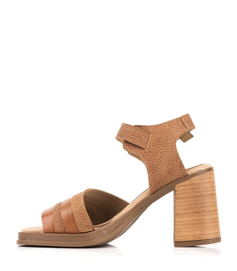 Sandalias-tramadas-de-cuero-en-cuoio.jpg