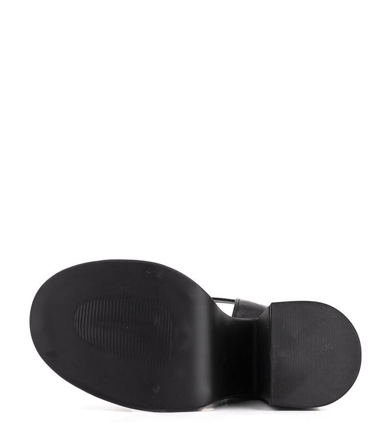 Sandalias-altas-con-tachas-de-cuero-negro.jpg