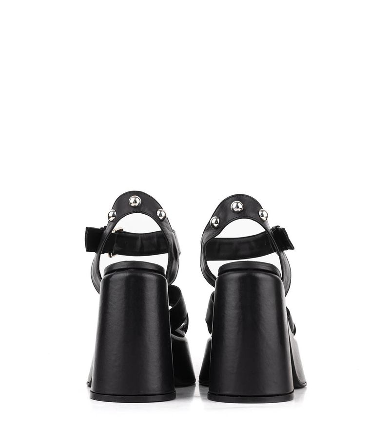 Sandalias-altas-con-tachas-de-cuero-negro.jpg