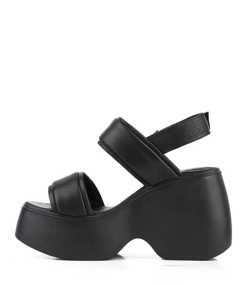 Sandalias-clasicas-con-apliques-de-cuero-negro.jpg