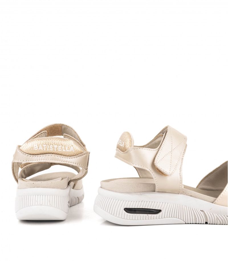 Sandalias-confort-de-cuero-con-velcro-en-champagne.jpg