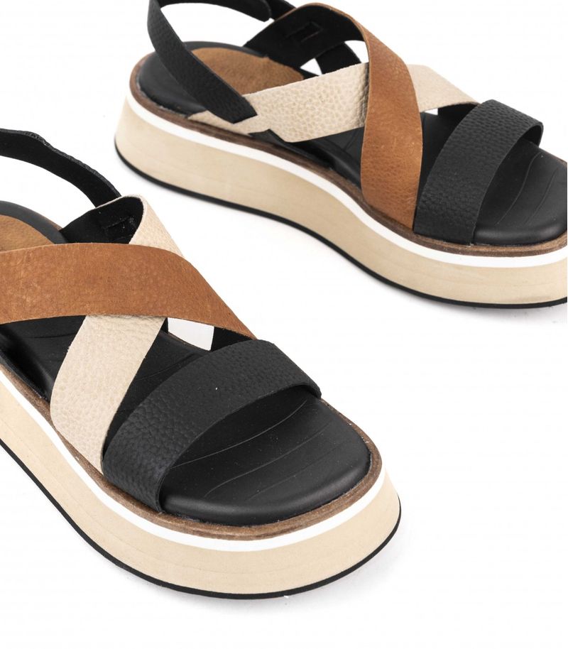 Sandalias-bajas-combinadas-de-cuero-en-negro.jpg