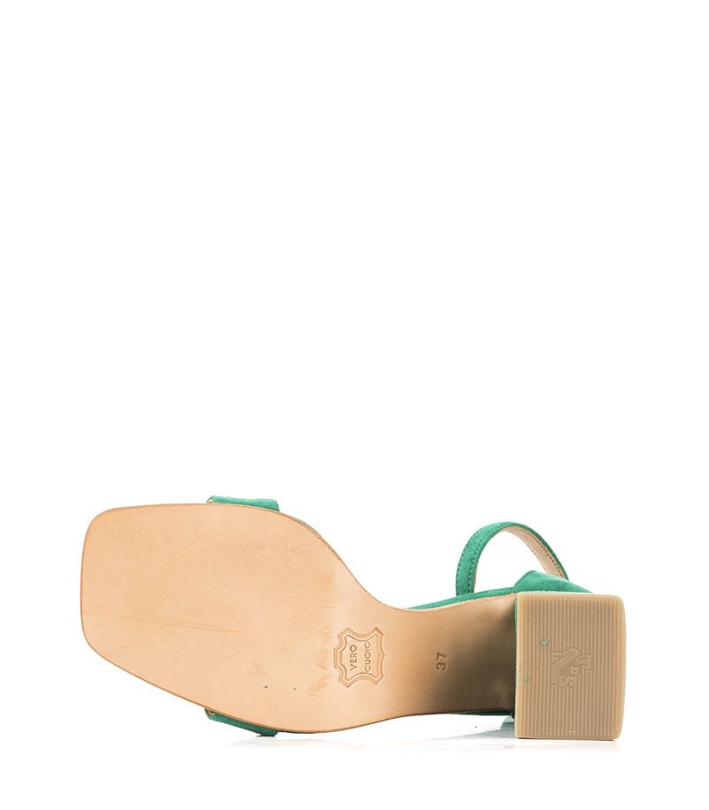 Sandalias-con-pulsera-de-gamuza-en-verde.jpg