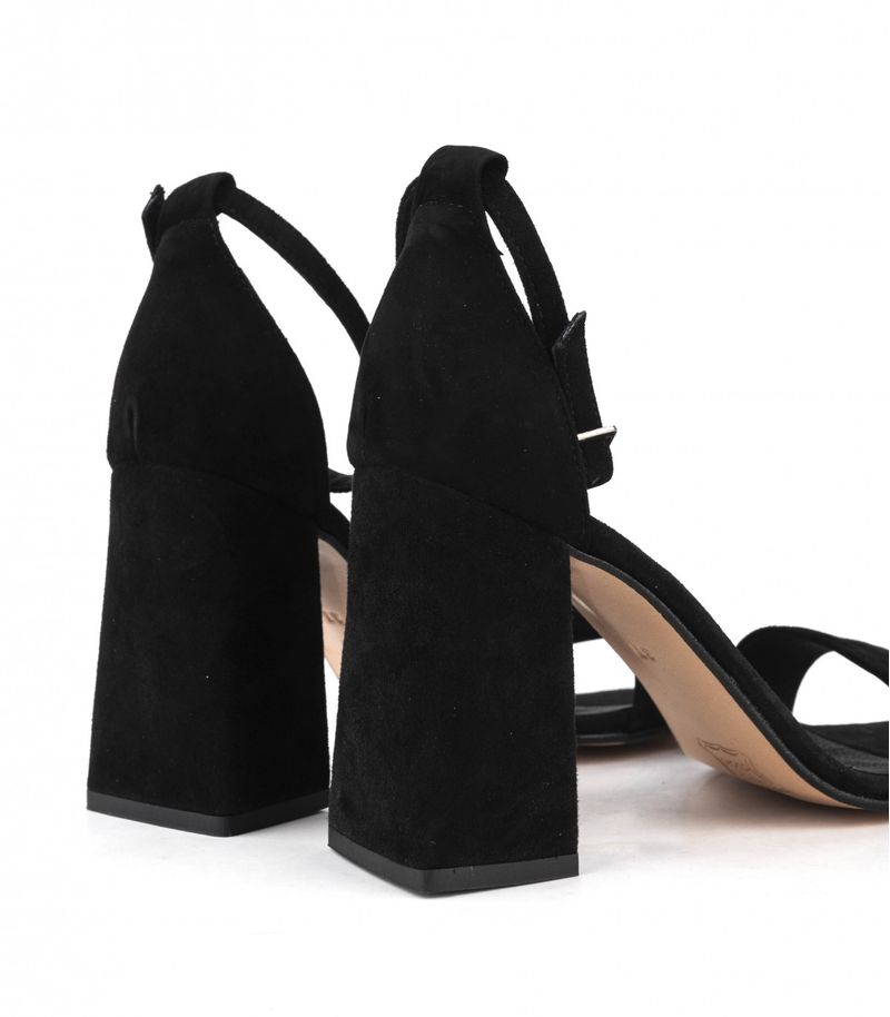 Sandalias-con-pulsera-de-gamuza-en-negro.jpg
