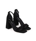 Sandalias-con-pulsera-de-gamuza-en-negro.jpg