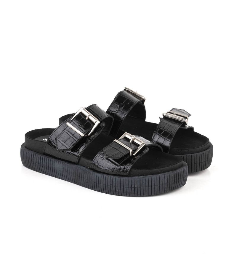 Sandalias-estilo-chunky-con-herrajes-de-cuero-negro.jpg