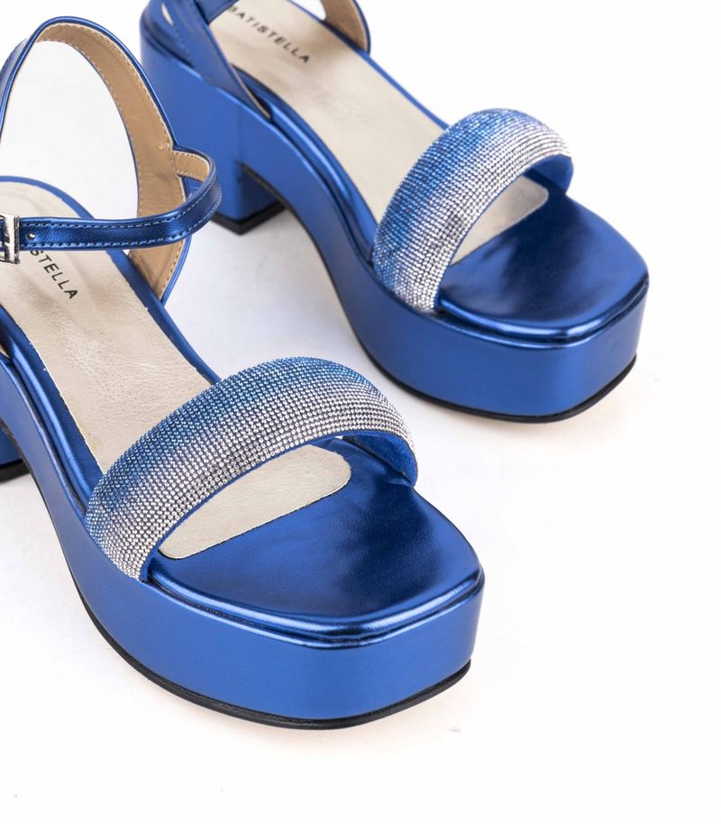 Sandalias-metalizadas-de-simil-en-azul.jpg