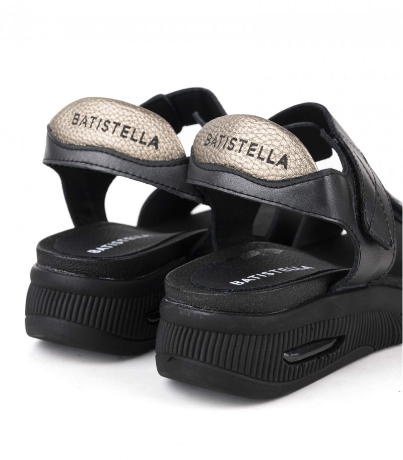 Sandalias-confort-de-cuero-con-velcro-en-negro.jpg