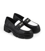 Mocasines-combinados-con-herrajes-de-cuero-negro.jpg