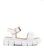 Sandalias-con-cadenas-de-simil-en-blanco.jpg